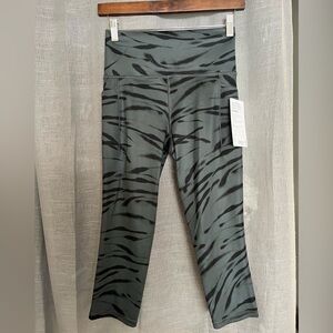 Athleta Salutation Stash Pocket II Print Capri NWT